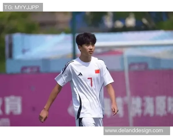 华裔足球明星成功入选国家队展现华人运动员的骄傲与实力